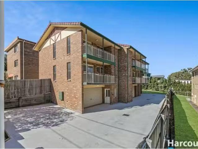 1/9 Hamel Street, CAMP HILL Townhouse for rent Listed by Liam.