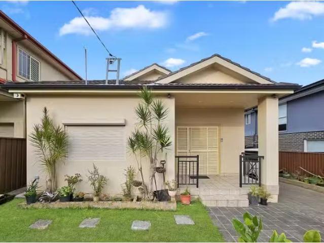 19 Hillcrest Avenue, Greenacre House for rent Listed by Chris.