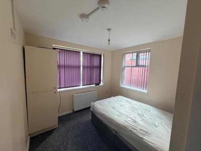 19 Kelvin Grove, Wombwell Studio to rent £450 pcm £104 pw