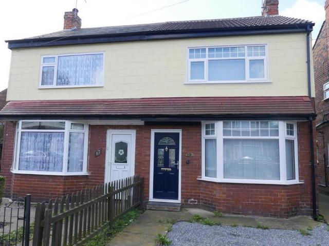 19 Kirkham Drive, Hull, HU5 2BS 2 bed semi detached house to rent £795 pcm £183 pw