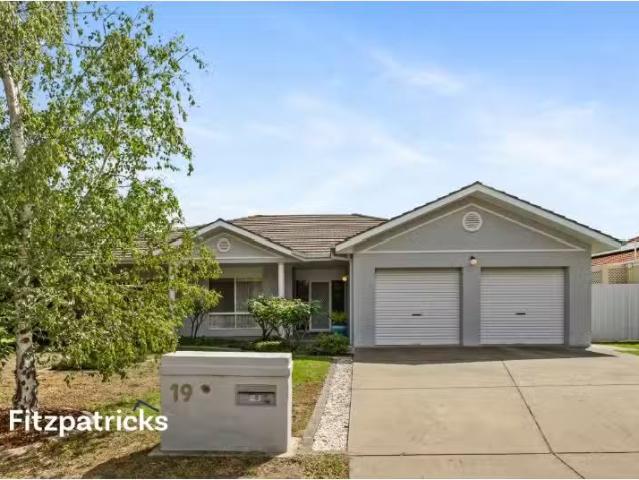 19 Lansdowne Avenue, Lake Albert House for rent Listed by Ren.