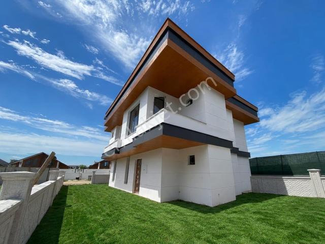 19 Mayıs'ın Gözde Konumunda Denize 300 M Modern Villa