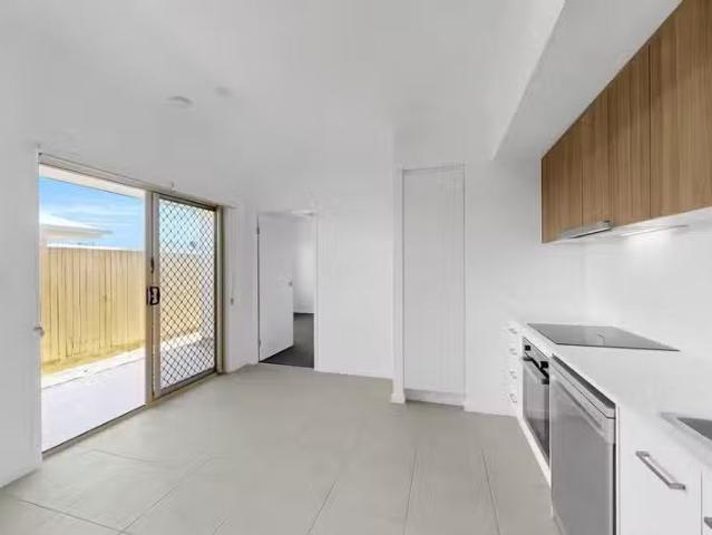 1/9 Olivia Street, BEACHMERE, QLD 4510 Duplex for Rent