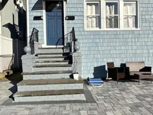 19 Parma Rd, 2 beds, 1 full bath