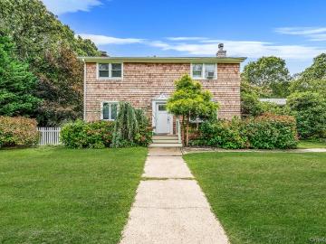 19 Pine Tree Ln, East Quogue, NY 11942 | MLS #958367