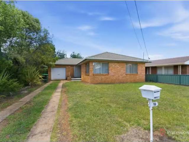 19 Proctor Street, Armidale House for rent Listed by Jorjah S.