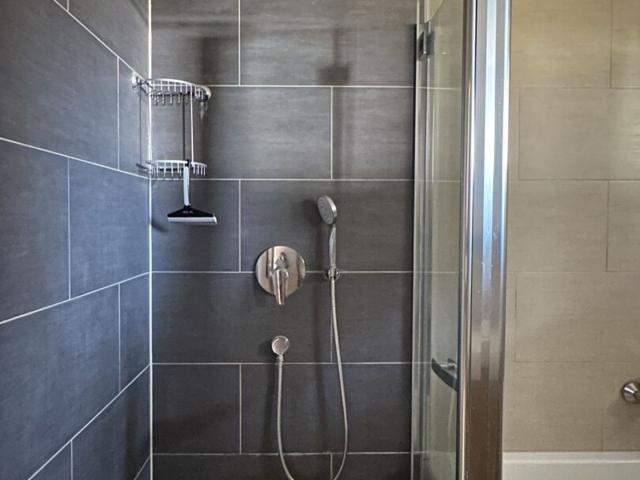 Voll Möbliert und Exklusiv Ausgestattet ! 19M² Süd West Balkon, Lift, Inkl. 2 Tg Plätze ! 4 Zi Wohnung