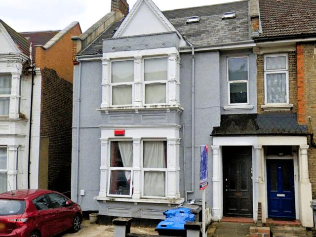 19a Acton Lane 2 bed flat to rent £2,250 pcm £519 pw