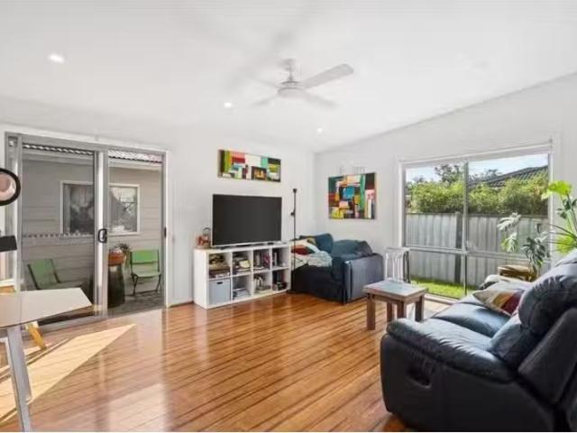 19A St James Avenue, Berkeley Vale House for rent Listed by S.