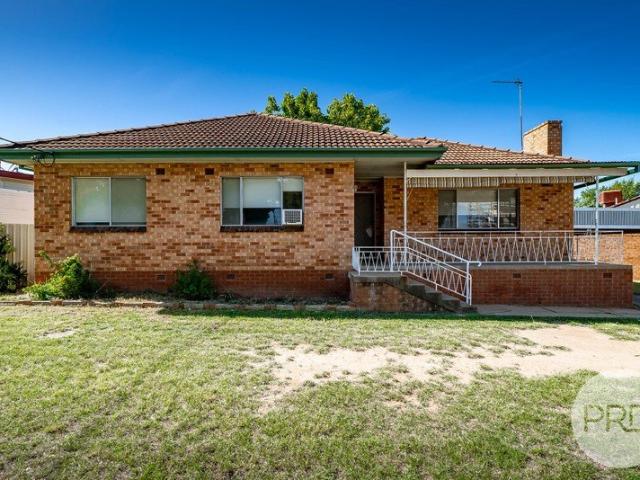 1 Manoora Avenue, Mount Austin NSW 2650