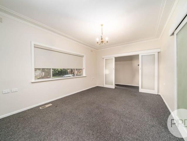 1 Manoora Avenue, Mount Austin NSW 2650