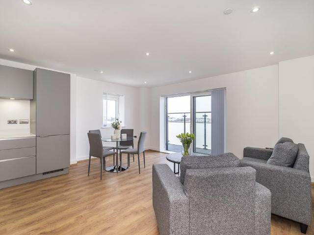1 Mast Quay London SE18 1 bed apartment to rent £1,800 pcm £415 pw