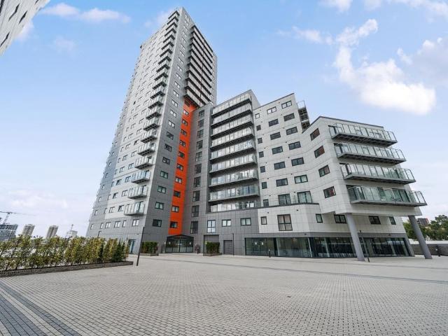 1 Mast Quay London SE18 2 bed flat to rent £2,250 pcm £519 pw
