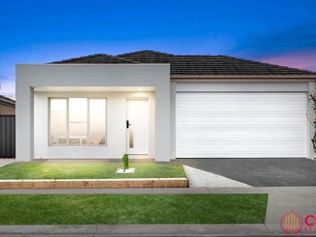 1 minute to I.C.OM. / Good News Lutheran College / Tarneit West Shopping Centre / Public Transport!