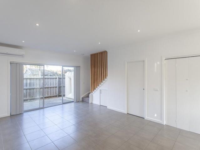 2 BEDROOM TOWNHOUSE 1 MINUTE WALK TO TRAIN STATION