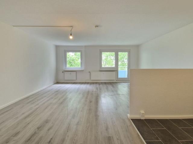 1. Nettokaltmiete geschenkt*! * Große 3 Zimmer Wohnung mit Einbauküche und halber Küchenwand!