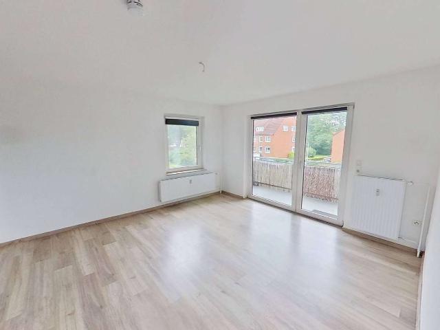 1 NKM FREI: Schöne 4 Zi. Whg. mit BALKON, EBK und Wannenbad