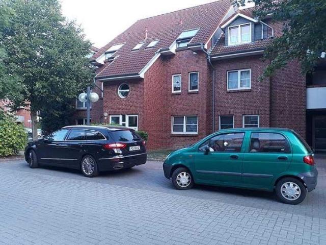 1. OG mit Balkon und Stellplatz: attraktive 3 Zimmer Wohnung in Hermsdorf