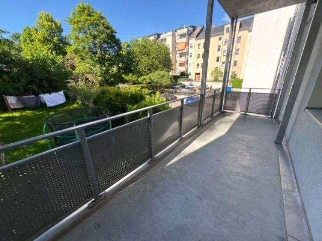 1. OG mit Laminat / großer Balkon / begrünter Innenhof