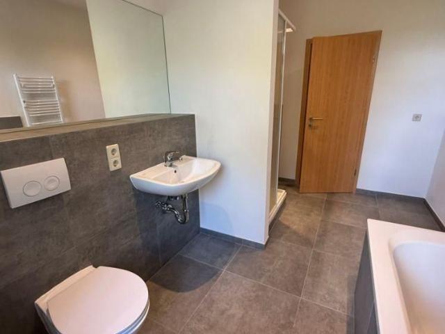 1. OG / Modernes Laminat / Bad mit Wanne+Dusche+Fenster / Balkon u.v.m