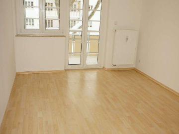 1. OG Balkon / groÃe KÃ¼che / Bad mit Dusche / frei ab 1.9
