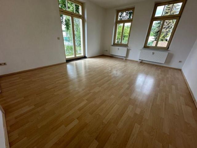 1. OG helle Wohnräume Bad mit Wanne !