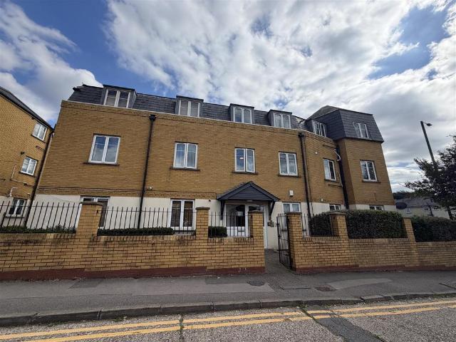1 Autumn Close, Middlesex EN1 2 bed flat to rent £1,800 pcm £415 pw