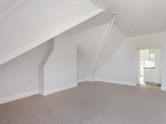 1 Acre Passage Windsor SL4 1 bed flat to rent £1,475 pcm £340 pw