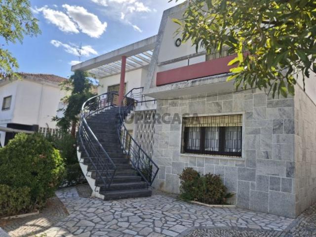 1ºandar de moradia T6 | Logradouro | 2 Garagens individuais