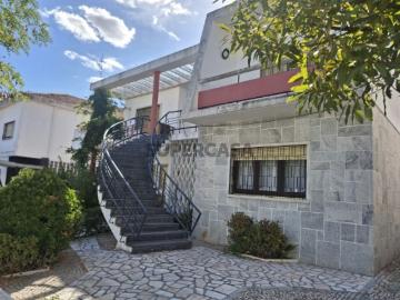 1ºandar de moradia T6 | Logradouro | 2 Garagens individuais
