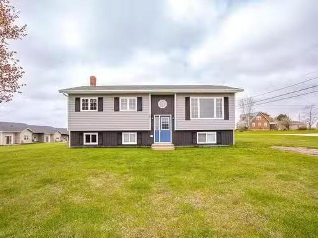 1 Anniversary Avenue, Souris, PE, C0A 2B0 house for sale Li.