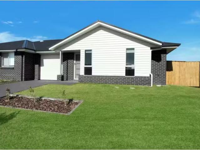 1 Aquata Street, Chisholm Townhouse for rent Listed by Reagan.