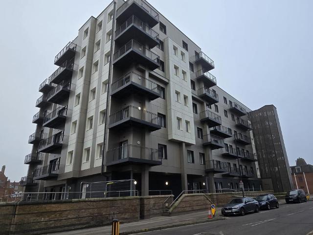 1 Buckingham Gardens, Slough, SL1 2 bed apartment to rent £1,500 pcm £346 pw