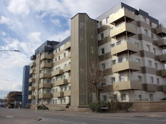 1 Buckingham Gardens, Slough, SL1 2 bed apartment to rent £1,550 pcm £358 pw