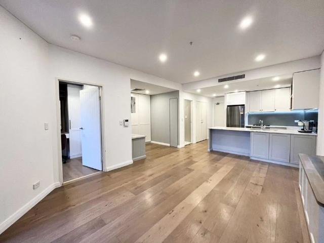 1 Bed 1 Bath Apartment with Extra Study For Rent!