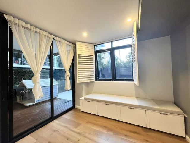 1 Bed 1 Bath Apartment with Extra Study For Rent!