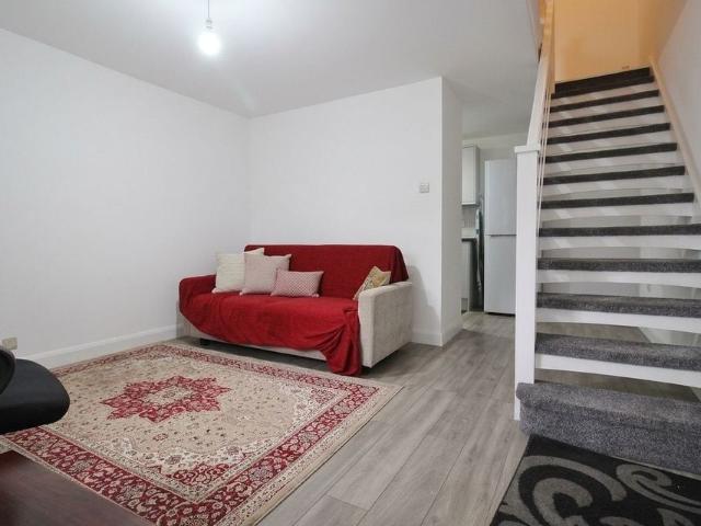 1 Bed Terraced House, Vine Place, TW3