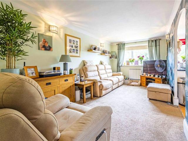 1 bed Upper Floor Flat for rent