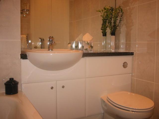 1 bed with window box room