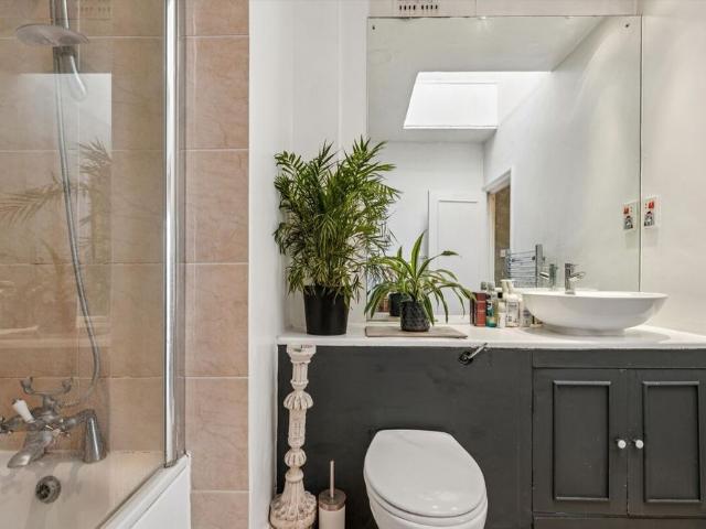 1 bed apartment available to rent on Craven Court. Hyde Park W2