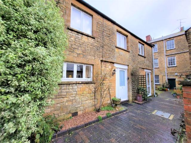 1 bed cottage to rent in Market Square, Crewkerne, TA18