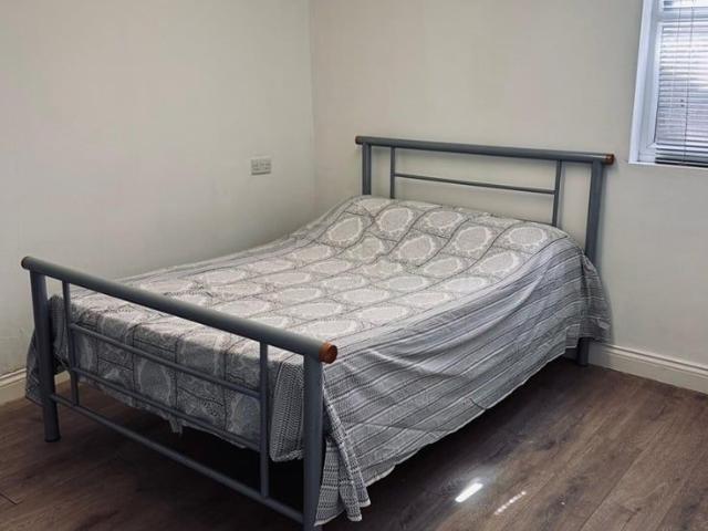 1 Bed Detached House, Ilford, IG2