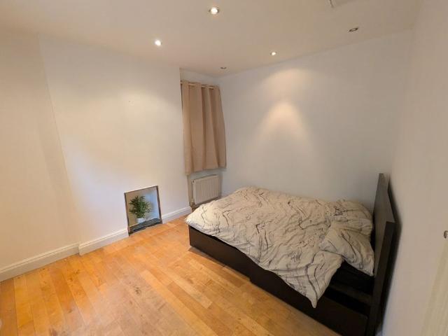 1 Bed Detached House, Queen's Crescent, EH9