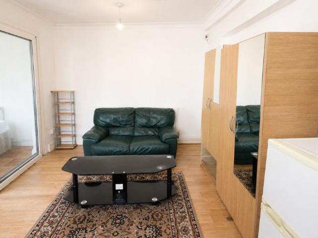 1 Bed Flat, Munster Avenue, TW4