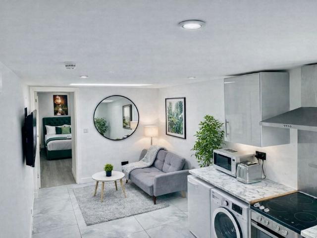 1 Bed Flat, Manchester, M12