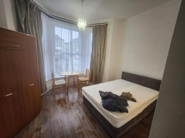 1 Bed Flat, Mansfield Road, IG1