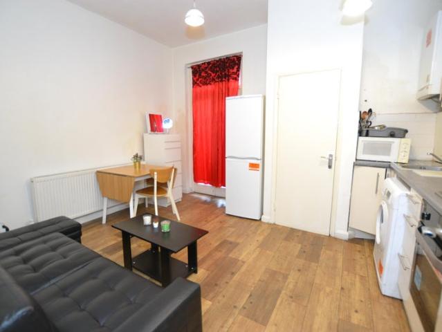1 Bed Flat Near Aldgate East E1 October 2026