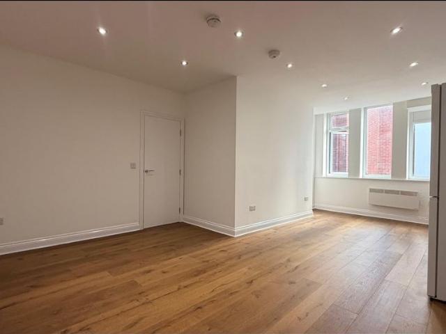 1 Bed Flat, North End, CR0