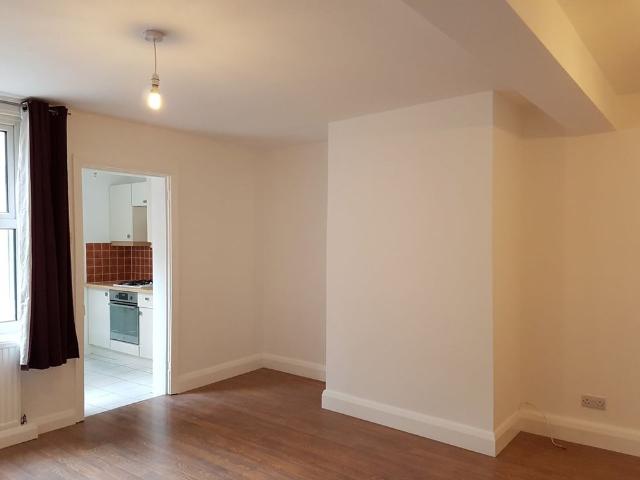 1 Bed Flat, Oval Road, CR0
