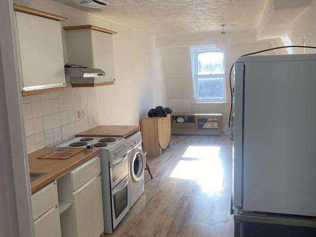1 bed flat overlooking church close river and stat
